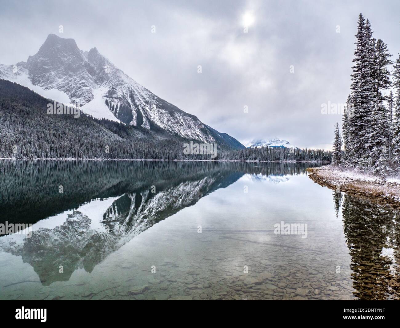 Lac Emerald en hiver, parc national Banff, Alberta, Canada Banque D'Images