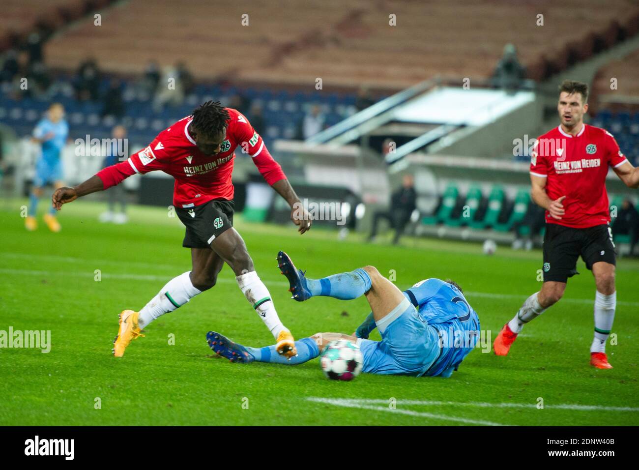 De gauche à droite Kingsley SCHINDLER (H) et Robert TESCHE (BO), tir de but, action, duels, football 2. Bundesliga, 12e jour de match, Hanovre 96 (H) - VfL Bochum (BO) 2: 0, le 15 décembre 2020 dans de l'HDI Arena Hanovre/Allemagne. | utilisation dans le monde entier Banque D'Images