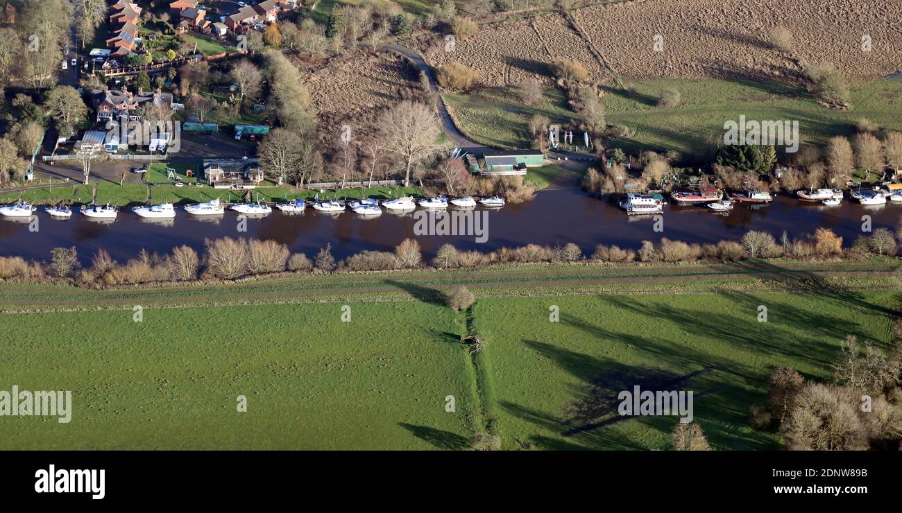 Vue aérienne des bateaux amarrés au club nautique de l'Université de York à Fulford sur la rivière Ouse à York, North Yorkshire, Royaume-Uni Banque D'Images
