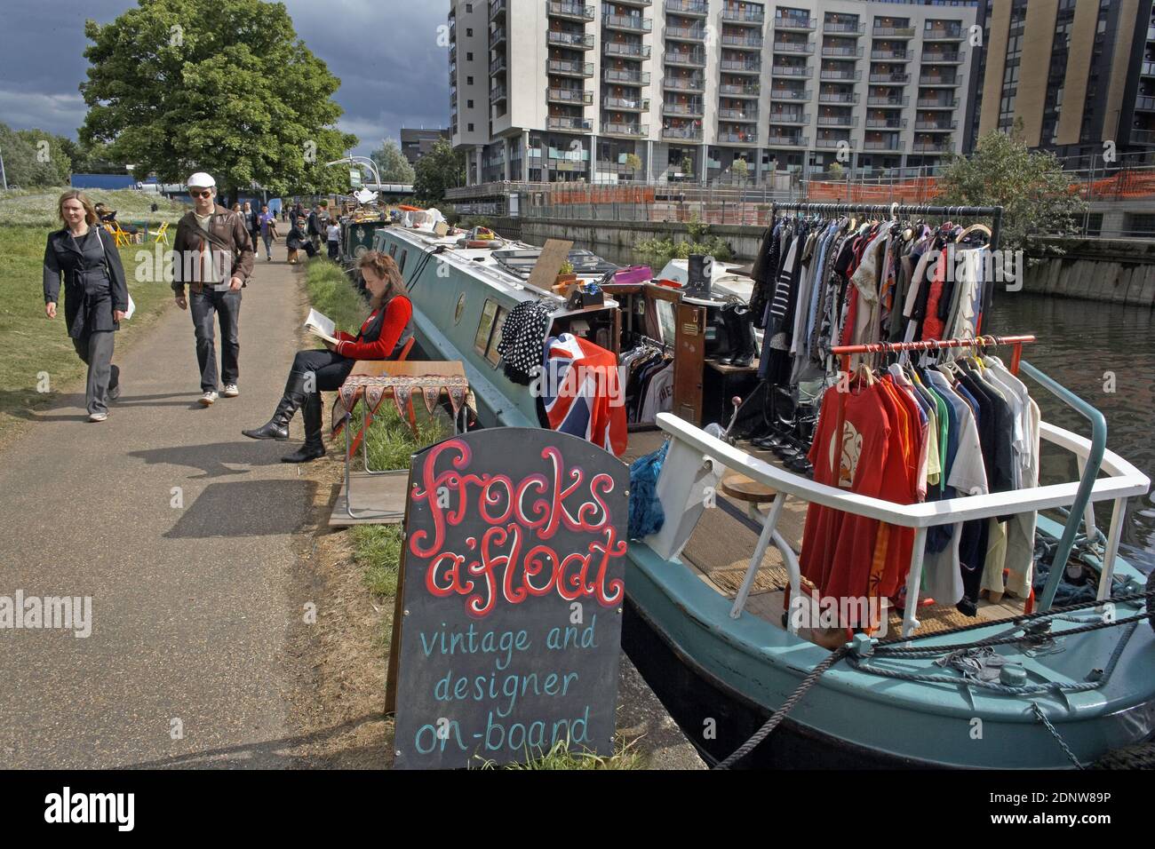 ANGLETERRE / Londres / est de Londres /personnes avec un bateau étroit vendant des vêtements et des livres vintage créant 'un nouveau East End Amsterdam. Banque D'Images