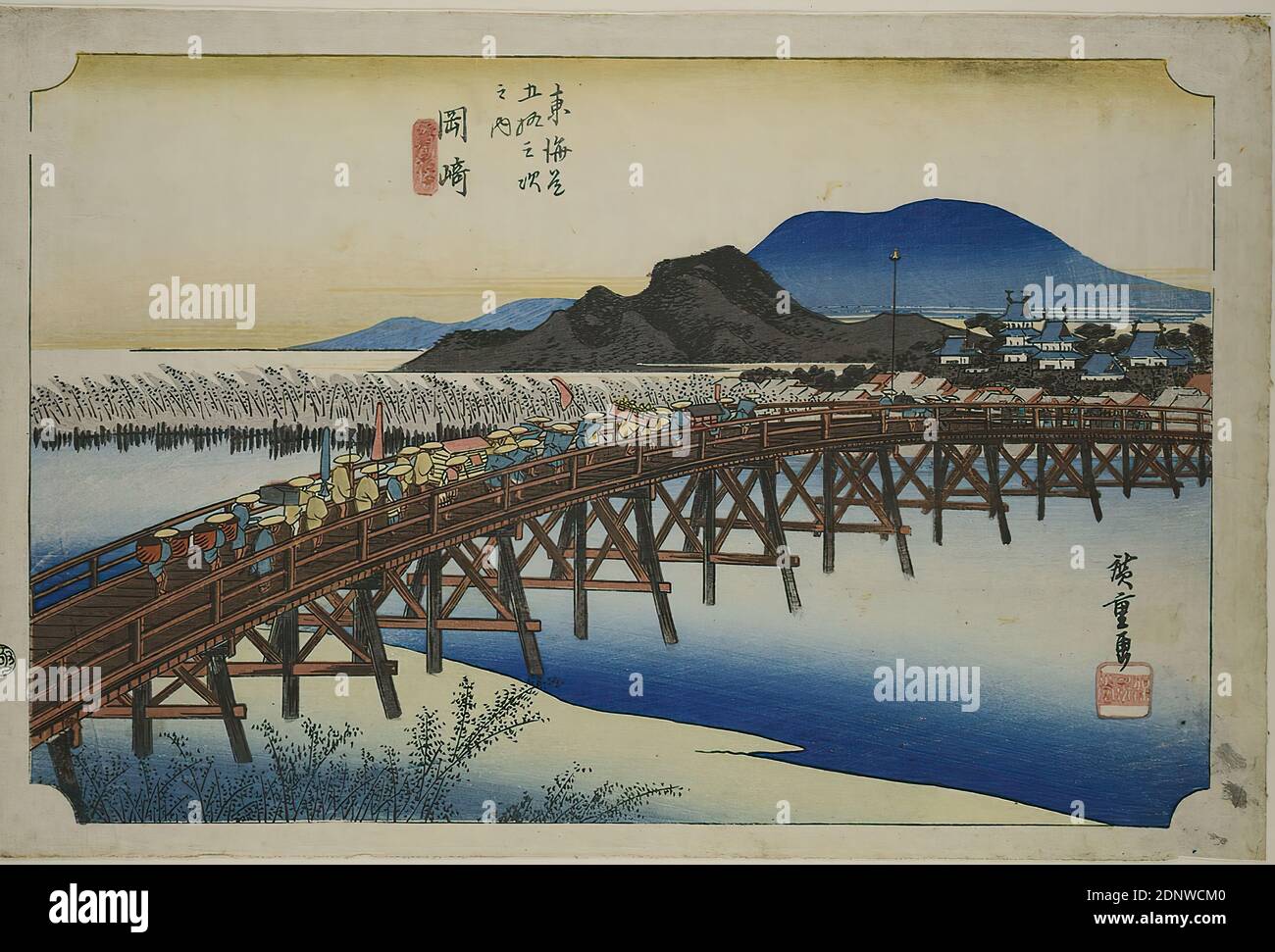 Utagawa Hiroshige, Okazaki: Le pont Yahagi, feuille 39 de la série: Les 53 stations de Tōkaidō, édition Hoeidō, coupe de bois de couleur, Total: Hauteur: 24,00 cm; largeur: 36,00 cm, signé: Signature: Hiroshige ga 廣重画, Editeur: Takenouchi Magohachi (Hoeidō), timbre de censure, gravure,voyage/tourisme, Edo Banque D'Images