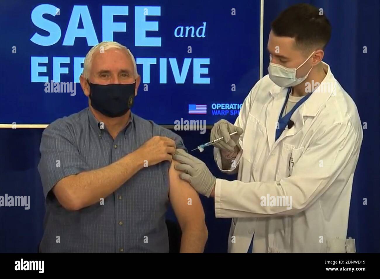 Washington, États-Unis. 18 décembre 2020. Le vice-président Mike Pence et la deuxième dame Karen Pence, que l'on voit ici dans une capture d'écran, ont reçu le vaccin COVID-19 de Pfizer à la Maison Blanche le vendredi 18 décembre 2020, dans le but de renforcer la confiance du public dans sa sécurité et son efficacité. Le président Donald Trump ne recevra le vaccin que si l'équipe médicale de la Maison Blanche le recommande ; cependant, le président élu Joe Biden et le vice-président élu Kamala Harris devraient recevoir le vaccin sous peu. Crédit : UPI/Alay Live News Banque D'Images