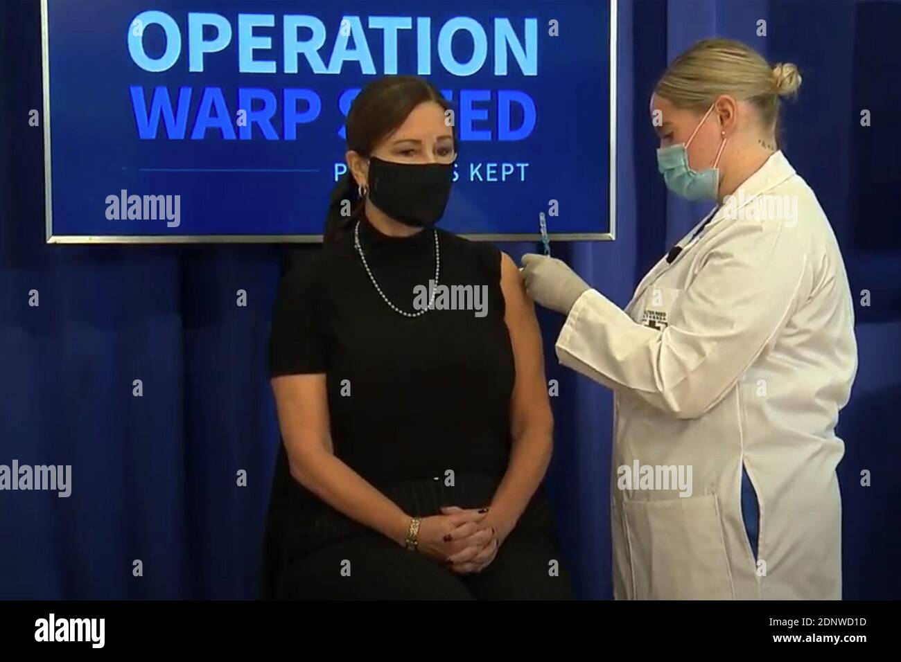 Washington, États-Unis. 18 décembre 2020. Le vice-président Mike Pence et la deuxième dame Karen Pence, que l'on voit ici dans une capture d'écran, ont reçu le vaccin COVID-19 de Pfizer à la Maison Blanche le vendredi 18 décembre 2020, dans le but de renforcer la confiance du public dans sa sécurité et son efficacité. Le président Donald Trump ne recevra le vaccin que si l'équipe médicale de la Maison Blanche le recommande ; cependant, le président élu Joe Biden et le vice-président élu Kamala Harris devraient recevoir le vaccin sous peu. Crédit : UPI/Alay Live News Banque D'Images