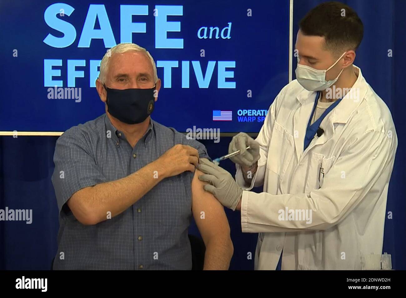 Washington, États-Unis. 18 décembre 2020. Le vice-président Mike Pence et la deuxième dame Karen Pence, que l'on voit ici dans une capture d'écran, ont reçu le vaccin COVID-19 de Pfizer à la Maison Blanche le vendredi 18 décembre 2020, dans le but de renforcer la confiance du public dans sa sécurité et son efficacité. Le président Donald Trump ne recevra le vaccin que si l'équipe médicale de la Maison Blanche le recommande ; cependant, le président élu Joe Biden et le vice-président élu Kamala Harris devraient recevoir le vaccin sous peu. Crédit : UPI/Alay Live News Banque D'Images