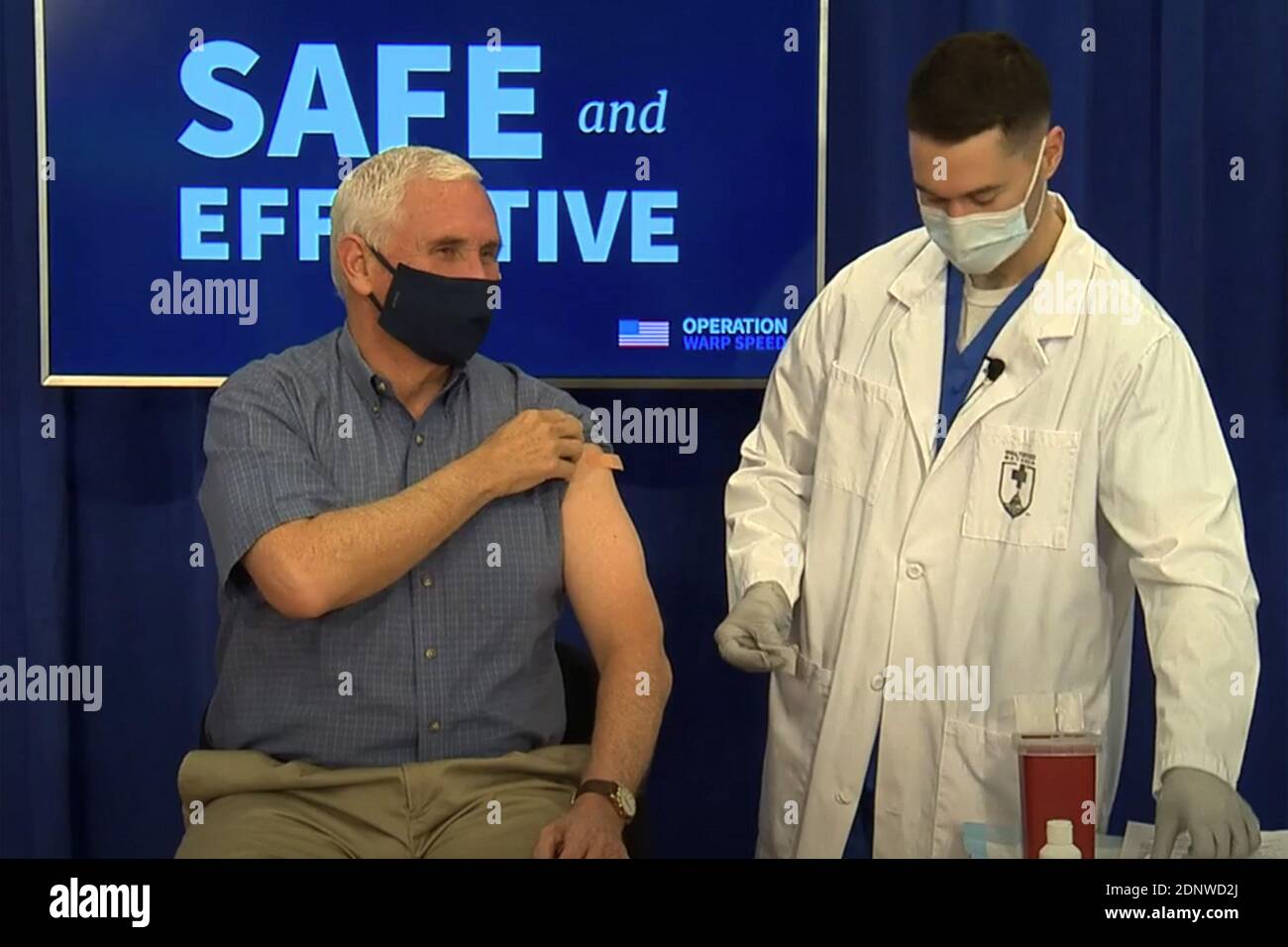 Washington, États-Unis. 18 décembre 2020. Le vice-président Mike Pence et la deuxième dame Karen Pence, que l'on voit ici dans une capture d'écran, ont reçu le vaccin COVID-19 de Pfizer à la Maison Blanche le vendredi 18 décembre 2020, dans le but de renforcer la confiance du public dans sa sécurité et son efficacité. Le président Donald Trump ne recevra le vaccin que si l'équipe médicale de la Maison Blanche le recommande ; cependant, le président élu Joe Biden et le vice-président élu Kamala Harris devraient recevoir le vaccin sous peu. Crédit : UPI/Alay Live News Banque D'Images