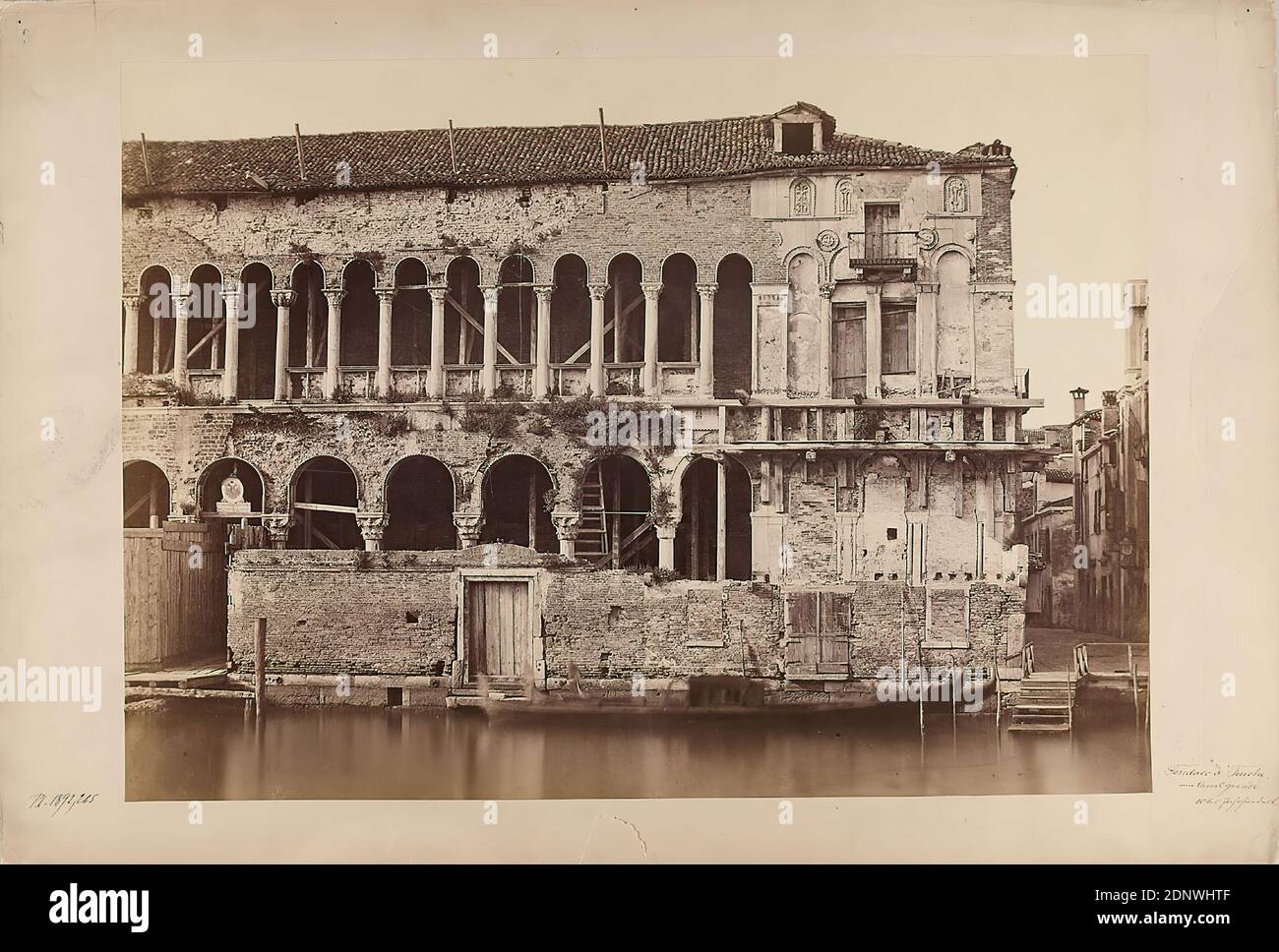 Carlo Ponti, Fondaco dei Turchi, papier albumine, carton, procédé positif noir et blanc, taille de l'image: Hauteur: 25.50 cm; largeur: 35.50 cm, numérotée: Recto et à gauche: INV.- non manuscrite à l'encre noire, inscrite: Recto et à droite: Manuscrite à l'encre noire: Fondaco de' Turchi, Am Canal Grande, 10ème siècle, inscrite: Fondaco dei Turchi, style italo-arabe. Oeuvre de maître inconnu du 11.e siècle. Cétait ancien la demeure, des ducs de Ferrare. Banque D'Images