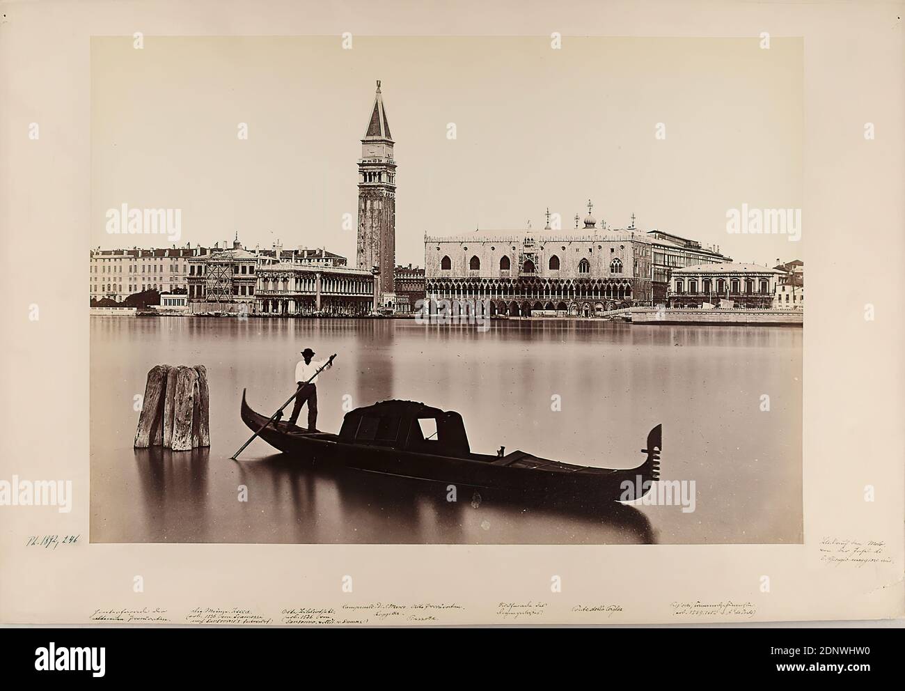 Carlo Ponti, Piazzetta vue de la mer, Gondole vénitienne, papier albumine, carton, procédé positif noir et blanc, taille de l'image: Hauteur: 24.50 cm; largeur: 34.40 cm, numérotée: Recto et à gauche: INV.- non manuscrite à l'encre noire, inscrite: Recto et: Manuscrite à l'encre noire: Vue sur le Molo, de l'île di, S. Giorgio maggiore, façade arrière des anciens procuraties - la pièce Zecca (née en 1536 par Scamorzi après le design de Sansovino) - Vieille Bibliothèque (née en 1536 par Sansovino volldt. vo. Scamorzi) - Campanile de S. Marco. Banque D'Images