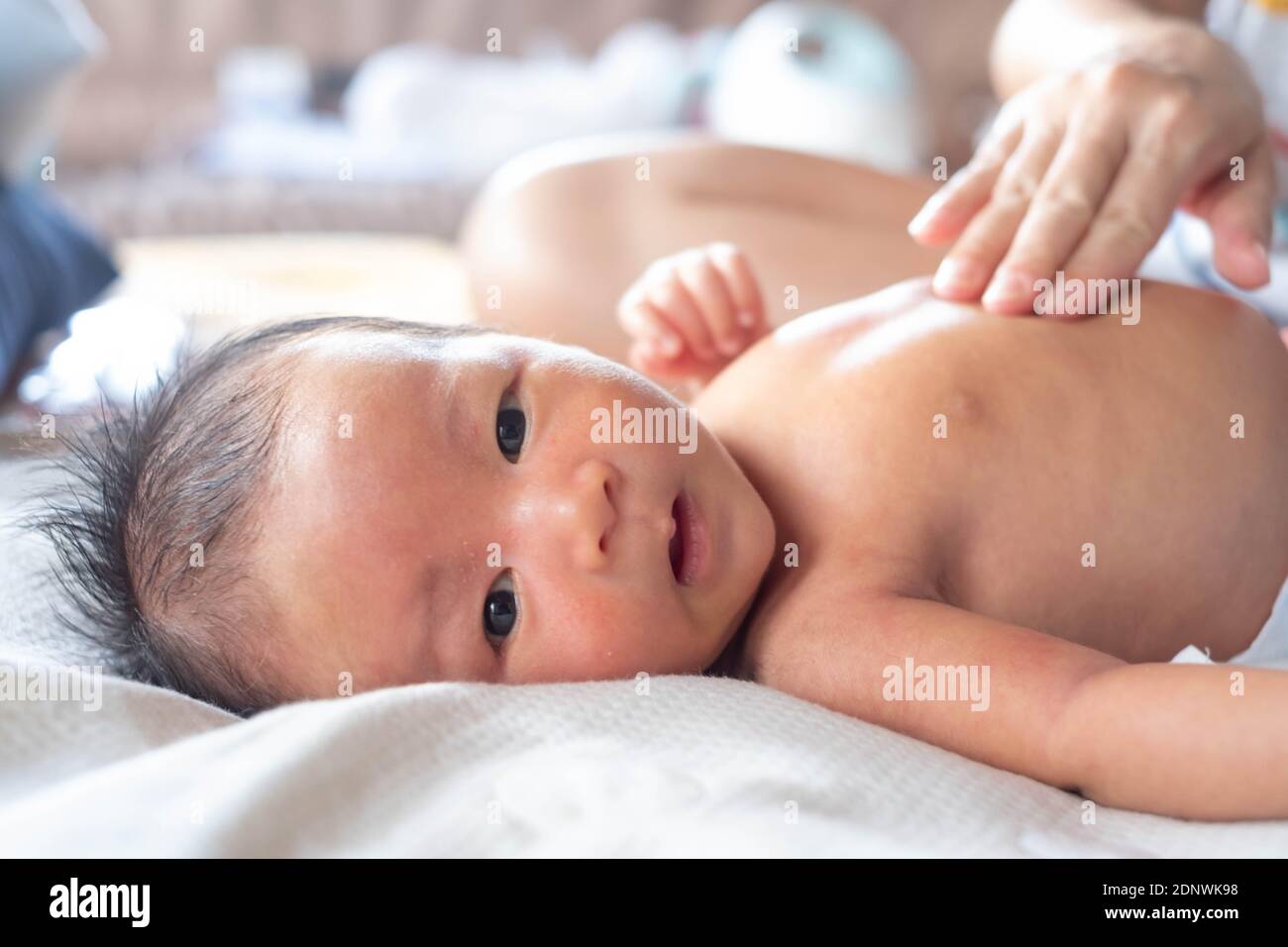 Portrait D Un Bebe Sans Chirne Couche Sur Le Lit Photo Stock Alamy