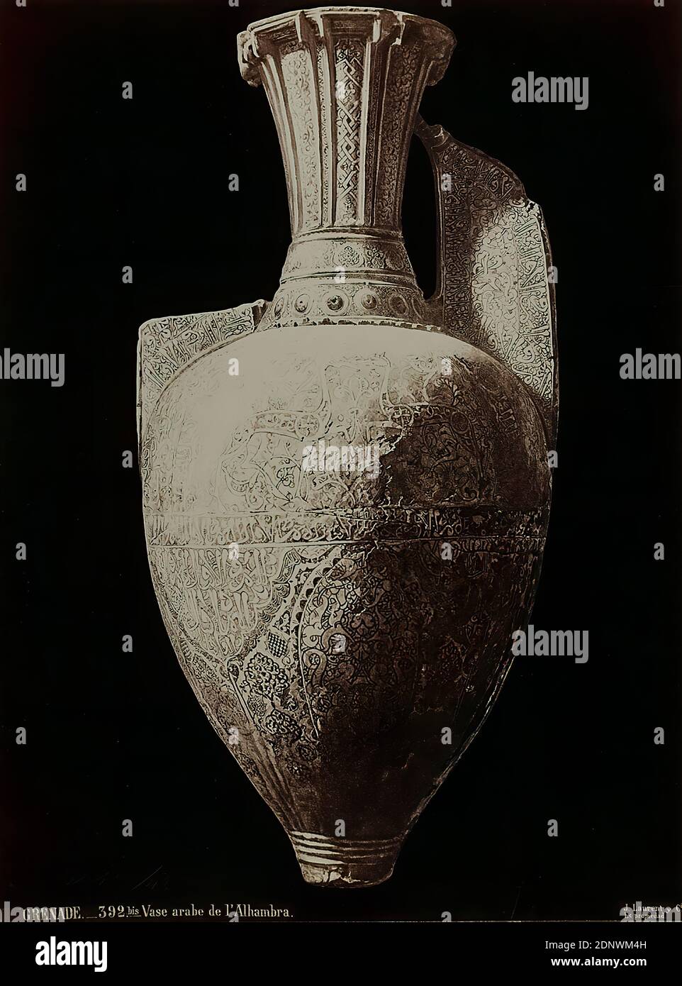 Jean Laurent, Grenade. Vase arabe de l'Alhambra, papier albumine, procédé positif noir et blanc, taille de l'image: Hauteur: 31.7 cm; largeur: 23.7 cm, inscrit: Recto et: Exposé: GRADE. 391 bis-. Vase arabe de l'Alhambra, J. Laurent y C.ia Madri, es propiedad, artisanat, Arts et métiers, Design industriel, conteneur (céramique) : vaisseau, verseuse, pot, vase, ornements, oeuvre d'art appliqué (céramique Banque D'Images