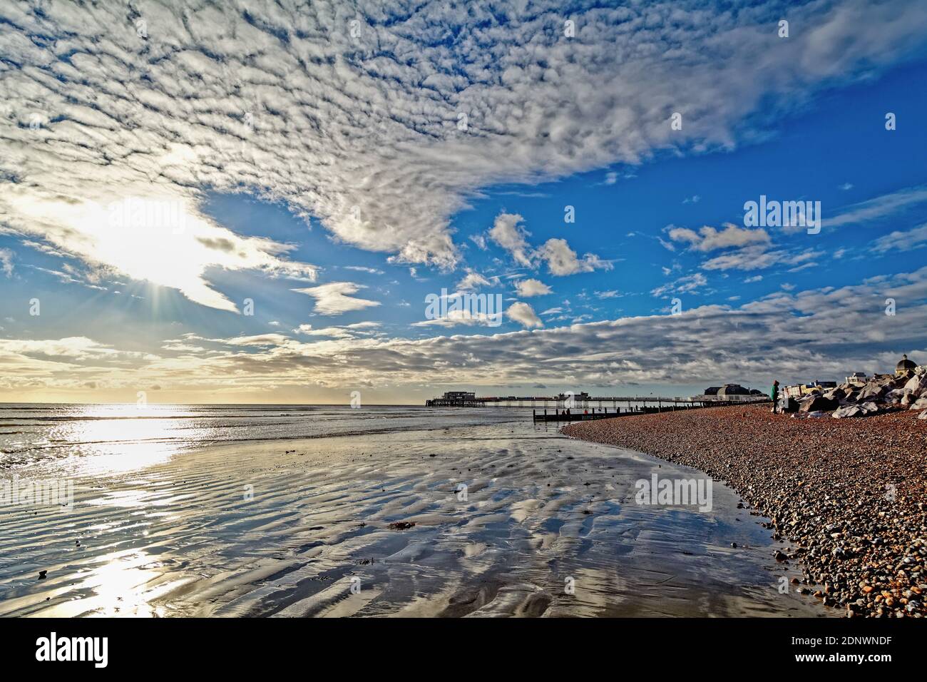 La jetée de Worthing contre un spectaculaire coucher de soleil d'hiver et Nuages ouest Sussex Angleterre Royaume-Uni Banque D'Images