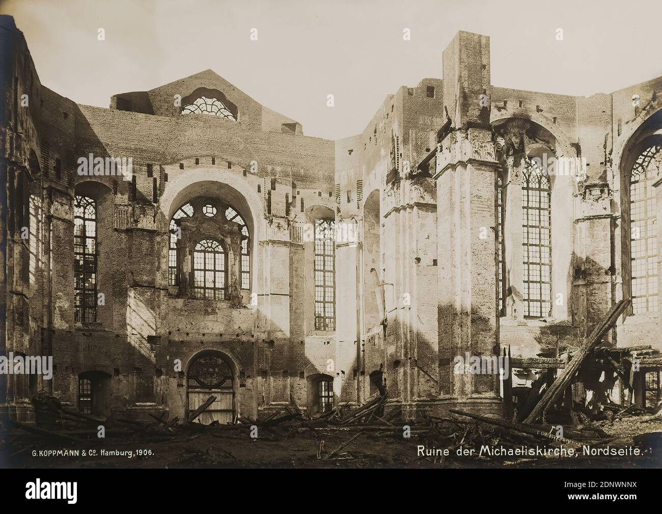 Georg Koppmann, ruines de l'église Saint-Michel, côté nord du dossier commémoratif Saint-Michaelis, Galerie photo d'État Hambourg, Collection sur l'histoire de la photographie, papier de gélatine d'argent, processus positif noir et blanc, taille de l'image: Hauteur: 17.8 cm; largeur: 24 cm, inscrit: Recto U.: Einbelichtet: G. KOPPMANN & Co. Hamburg 1906. Ruine de la Michaeliskirche, côté nord, photographie architecturale, photographie de reportage, église de ruine, monastère, hist. Bâtiment, localité, rue, intérieur de l'église, événement historique, situation, Hambourg Banque D'Images