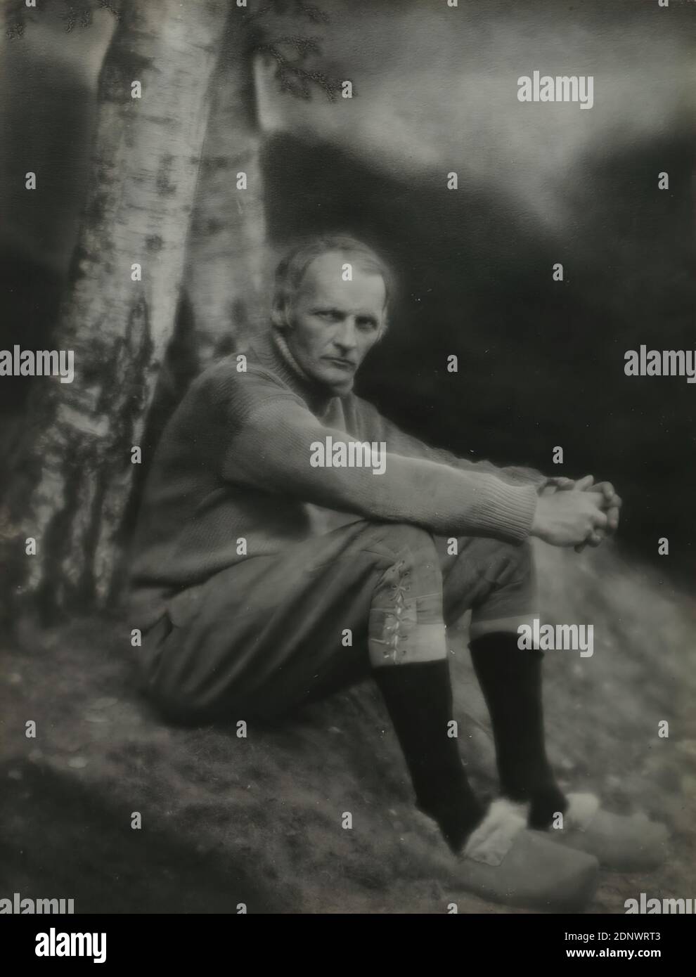 Nicola Perscheid, le peintre Worpswede Heinrich Vogeler, Staatliche Landesbildstelle Hamburg, collection sur l'histoire de la photographie, papier de gélatine d'argent, processus positif noir et blanc, taille de l'image: Hauteur: 21.20 cm; largeur: 16.30 cm, portrait, portrait pleine longueur, figure assise, artiste Banque D'Images