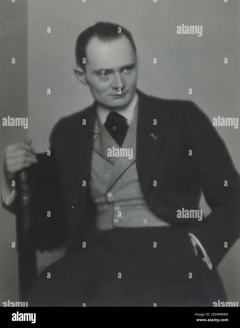 Nicola Perscheid, Ehrenfried Günther Freiherr von Hünefeld, pilote de l'océan, Staatliche Landesbildstelle Hamburg, collection sur l'histoire de la photographie, papier de gélatine d'argent, processus positif noir et blanc, taille de l'image: Hauteur: 22.60 cm; largeur: 17.90 cm, photographie de portrait, portrait en demi-longueur, pilote Banque D'Images