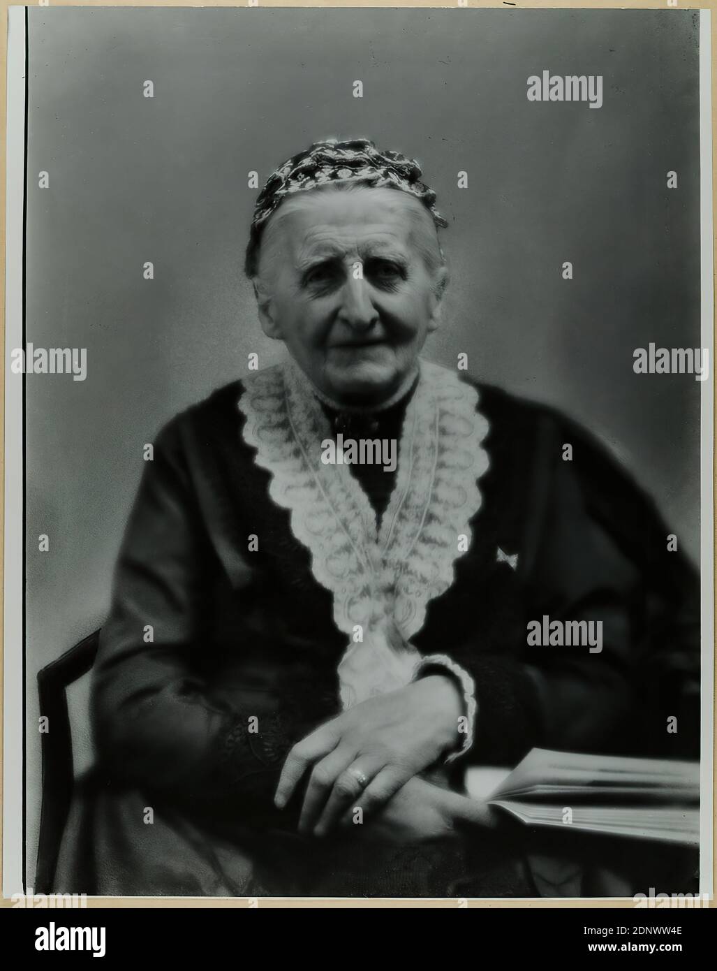 Nicola Perscheid, portrait Ottilie Hoffmann, Bremen, Staatliche Landesbildstelle Hamburg, collection sur l'histoire de la photographie, papier de gélatine d'argent, processus positif noir et blanc, taille de l'image: Hauteur: 42.50 cm; largeur: 32.10 cm, cachet de l'inventaire de la Galerie nationale de photo Hambourg, photographie de portrait, photographie de studio/studio, portrait en demi-longueur, en face (vue frontale), figure assise, vieille femme, costume folklorique, costume régional, Ottilie Hoffmann Banque D'Images