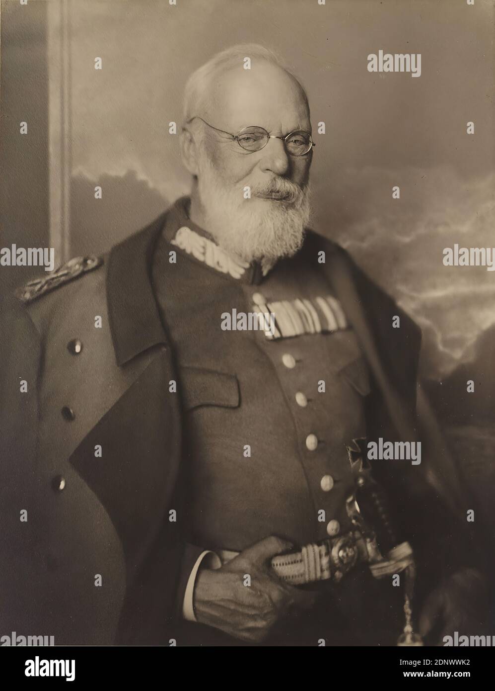 Nicola Perscheid, Ludwig III, Roi de Bavière, Staatliche Landesbildstelle Hamburg, collection sur l'histoire de la photographie, papier de gélatine d'argent, processus positif noir et blanc, taille de l'image: Hauteur: 21.60 cm; largeur: 16.80 cm, inscrit: Recto U. sur le carton: À l'encre brune: Ludwig III, roi de Bavière, photographie de portrait, photographie de studio/photographie de studio, portrait demi-longueur, demi-profil (vue de trois-quarts), personne historique, roi Banque D'Images