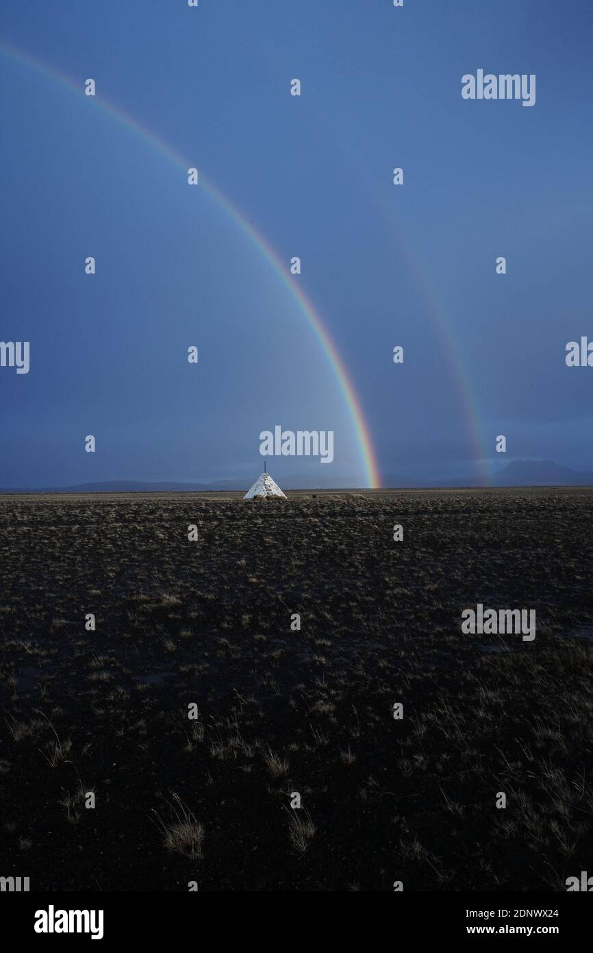 Volcans/Islande/Eyjafjallajskirl/Paysage lunaire avec arc-en-ciel et herbe poussant à travers les cendres de l'éruption volcanique d'Eyjafjallajokull, Islande Banque D'Images
