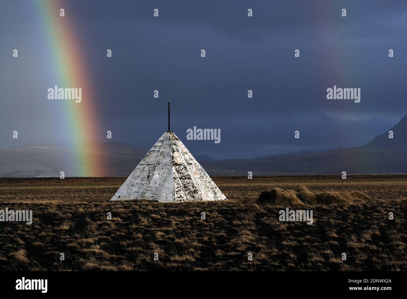 Volcans/Islande/Eyjafjallajskirl/Paysage lunaire avec arc-en-ciel et herbe poussant à travers les cendres de l'éruption volcanique d'Eyjafjallajokull, Islande Banque D'Images