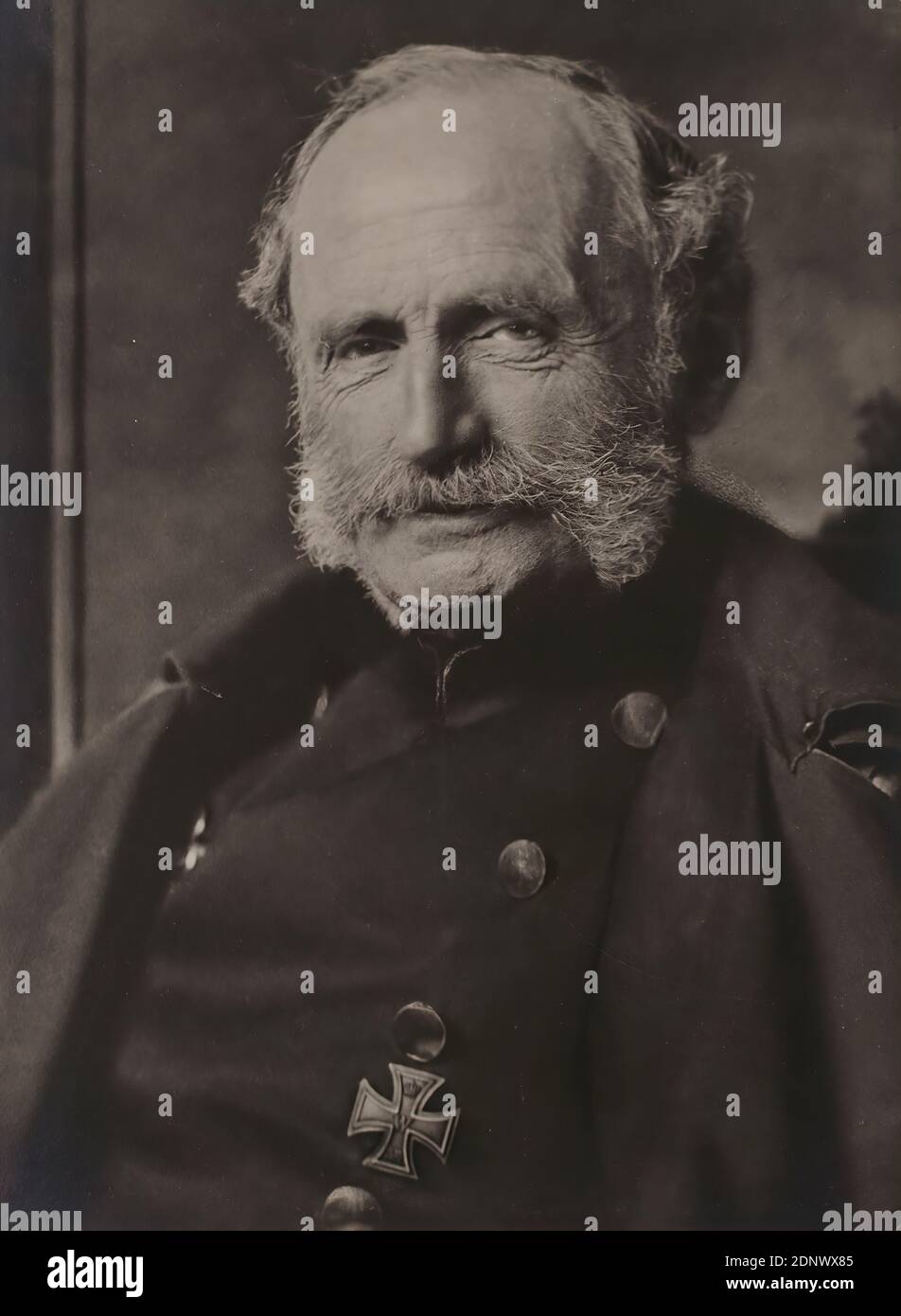 Nicola Perscheid, Roi George de Saxe, Staatliche Landesbildstelle Hamburg, collection sur l'histoire de la photographie, papier de gélatine d'argent, processus positif noir et blanc, taille de l'image: Hauteur: 23.70 cm; largeur: 16.60 cm, timbre sec: Recto et gauche sur la boîte: Timbre d'adresse du photographe, inscrit: Recto: À l'encre brune: George - Roi de Saxe, photographie de portrait, photographie de studio/studio, portrait, en face (vue frontale), roi, vieil homme, uniformes (militaires), Saxe, roi George Banque D'Images