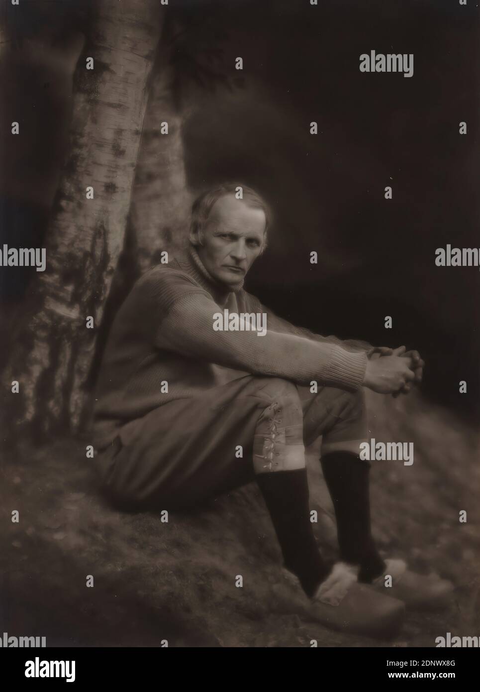 Nicola Perscheid, Der Worpsweder Maler Heinrich Vogeler, Staatliche Landesbildstelle Hamburg, Collection sur l'histoire de la photographie, papier collodion, procédé positif noir et blanc, taille de l'image: Hauteur: 22.40 cm; largeur: 16.60 cm, inscrit: u. sur le pastille: En encre brune: Heinrich Vogeler - peintre, Worpswede, photographie de portrait, portrait intégral, figure assise, artiste, portrait, autoportrait d'un peintre, Heinrich Vogeler Banque D'Images