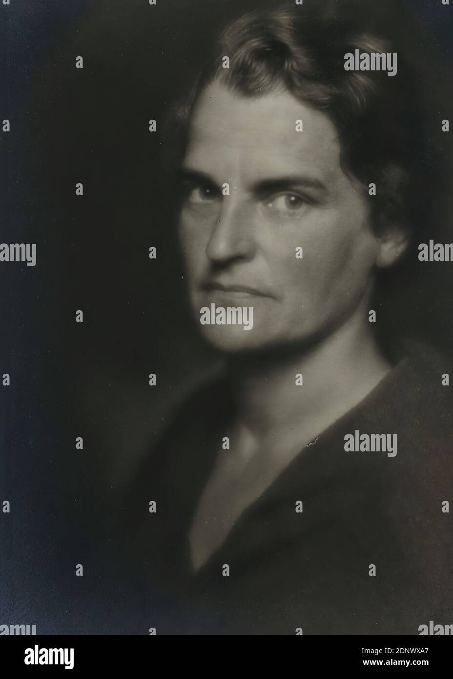 Nicola Perscheid, la sculpteur Clara Rilke-Westhoff, Staatliche Landesbildstelle Hamburg, Collection sur l'histoire de la photographie, papier collodion mat, noir et blanc procédé positif, taille de l'image: Hauteur: 21.00 cm; largeur: 15.20 cm, cachet du photographe, inscrit: Recto U. sur le pastille: À l'encre brune: Clara Rilke-Westhoff - sculptress, épouse de Rainer Maria Rilke, photographie de portrait, photographie studio/studio, portrait, demi profil (vue de trois quarts), artiste Banque D'Images