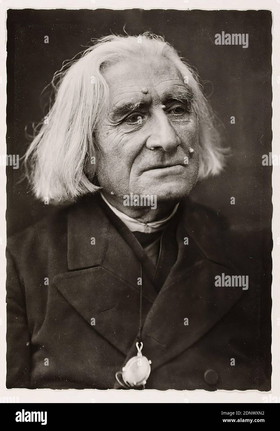 Louis Held, Franz Liszt, Staatliche Landesbildstelle Hamburg, collection sur l'histoire de la photographie, papier de gélatine d'argent, carton, procédé positif noir et blanc, taille de l'image: Hauteur: 14.60 cm; largeur: 10.20 cm, inscrit: Verso et sur le carton: Photographe, désignation, datation, dimensions et inv.- non manuscrit en noir, timbre: Verso et à gauche sur le carton: Timbre Staatliche Landesbildstelle Hambourg, photographie de portrait, buste, vue de trois quarts, compositeur, personne historique, homme, montre-bracelet, montre de poche, Franz Liszt Banque D'Images