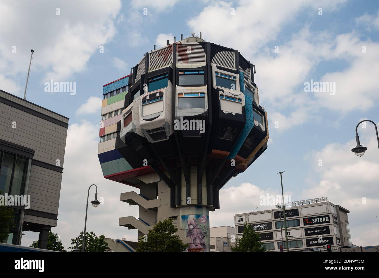 11.06.2019, Berlin, Allemagne, Europe - le fameux Bierpinsel, ou pinceau à bière, le long de la Schlosstrasse avec l'ancien restaurant de la tour à Steglitz. Banque D'Images