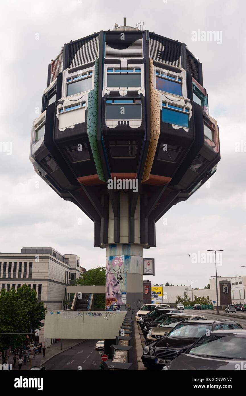 11.06.2019, Berlin, Allemagne, Europe - le fameux Bierpinsel, ou pinceau à bière, le long de la Schlosstrasse avec l'ancien restaurant de la tour à Steglitz. Banque D'Images