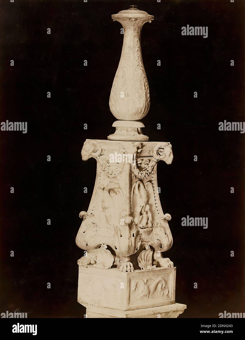 Giacomo Brogi, Edizioni Brogi, chandelier de l'église de S. Lorenzo à Florence, papier albumine, procédé positif noir et blanc, taille de la feuille: Hauteur: 25.50 cm; largeur: 20.00 cm, timbre: Bas à gauche: Timbre aveugle Brogi, photographie, matériel d'église, chandelier, candelabre, culte, service, liturgie Banque D'Images