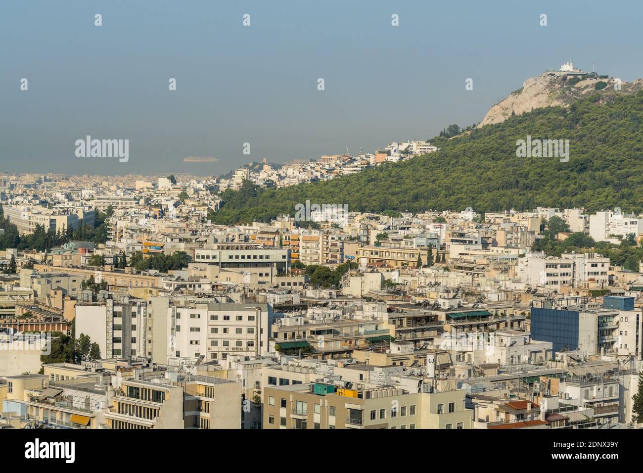 Vue aérienne du paysage urbain avec des bâtiments bondés d'Athènes Un haut de l'hôtel dans une journée ensoleillée en Grèce Banque D'Images