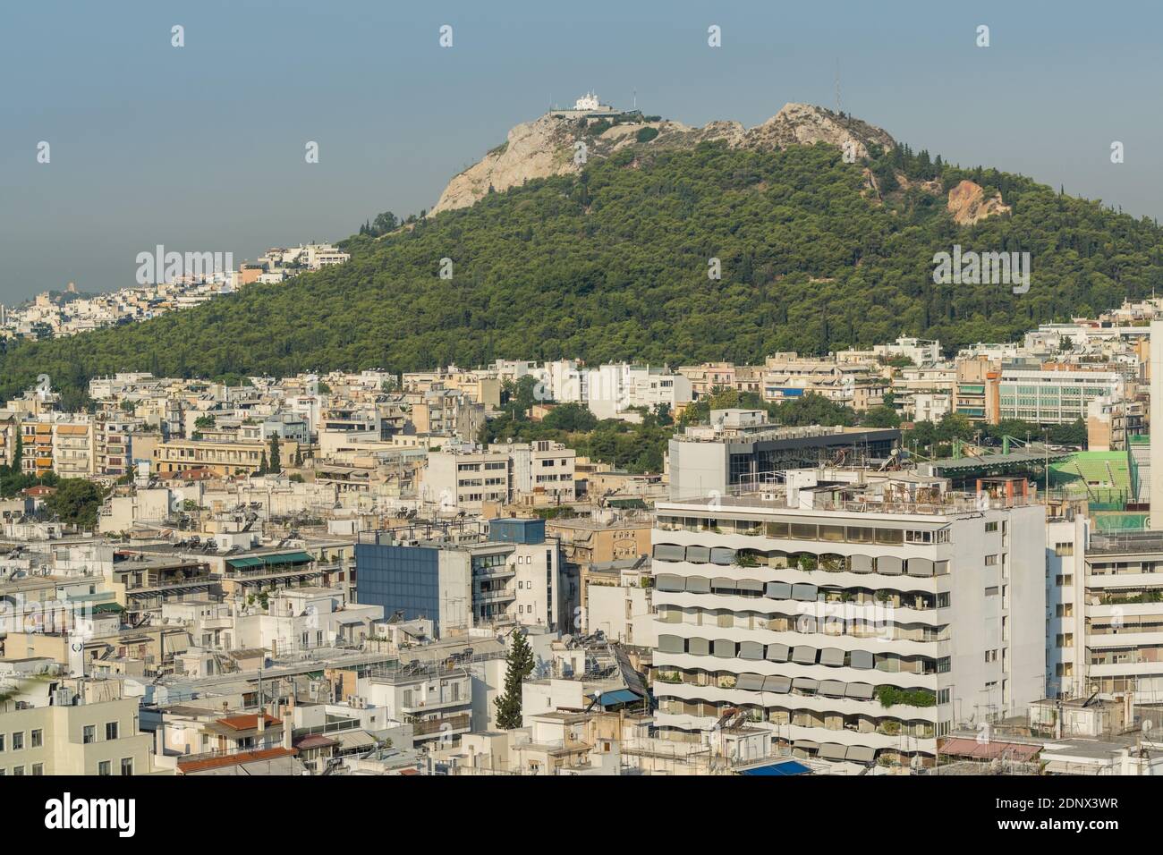 Vue aérienne du paysage urbain avec des bâtiments bondés d'Athènes Un haut de l'hôtel dans une journée ensoleillée en Grèce Banque D'Images