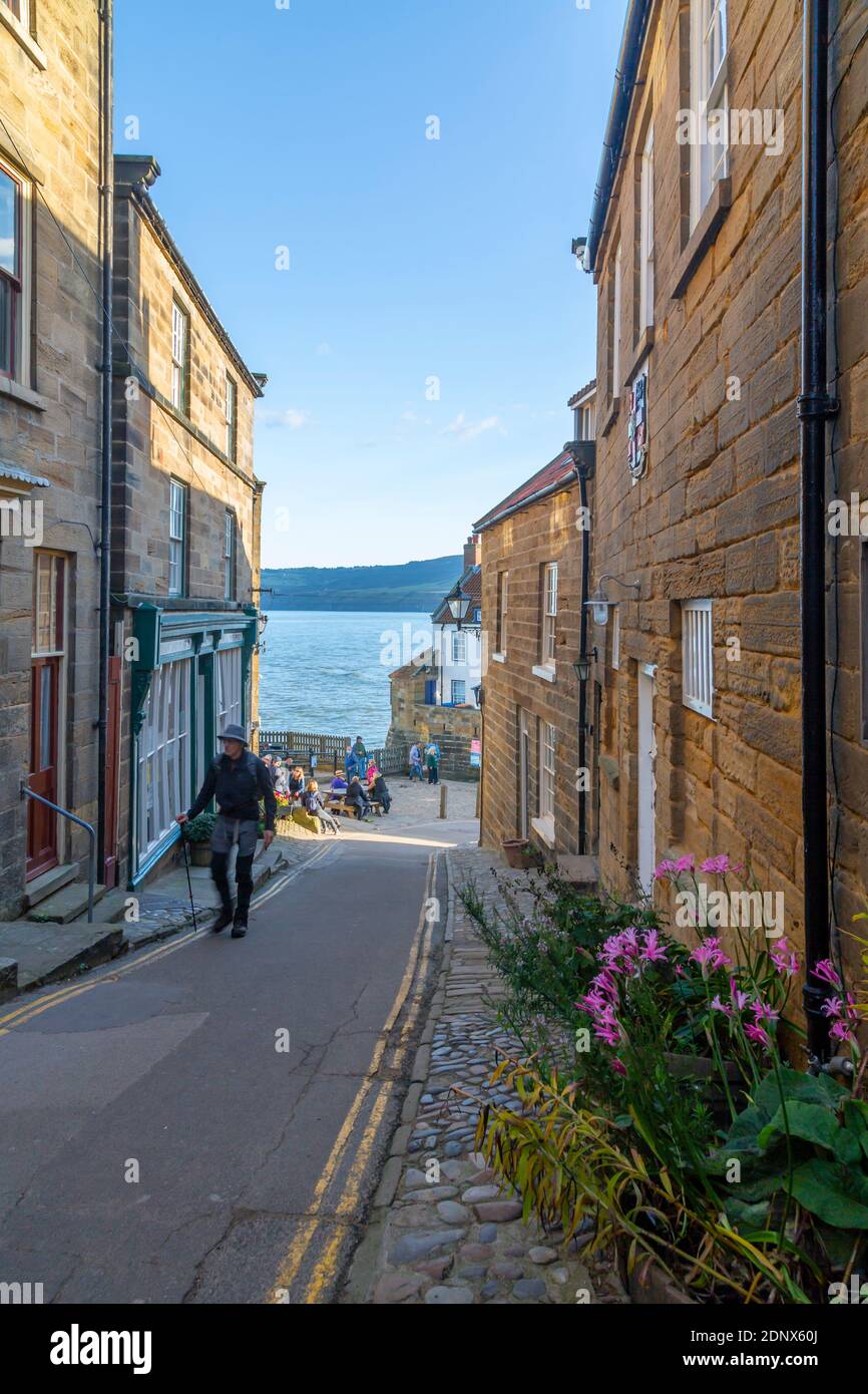 Vue sur l'ancienne station de garde côtière depuis King Street dans Robin Hood Bay, North Yorkshire, Angleterre, Royaume-Uni, Europe Banque D'Images