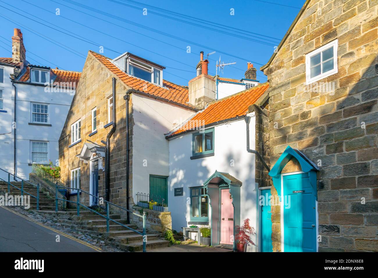 Vue sur les maisons colorées de New Road dans Robin Hood Bay, North Yorkshire, Angleterre, Royaume-Uni, Europe Banque D'Images