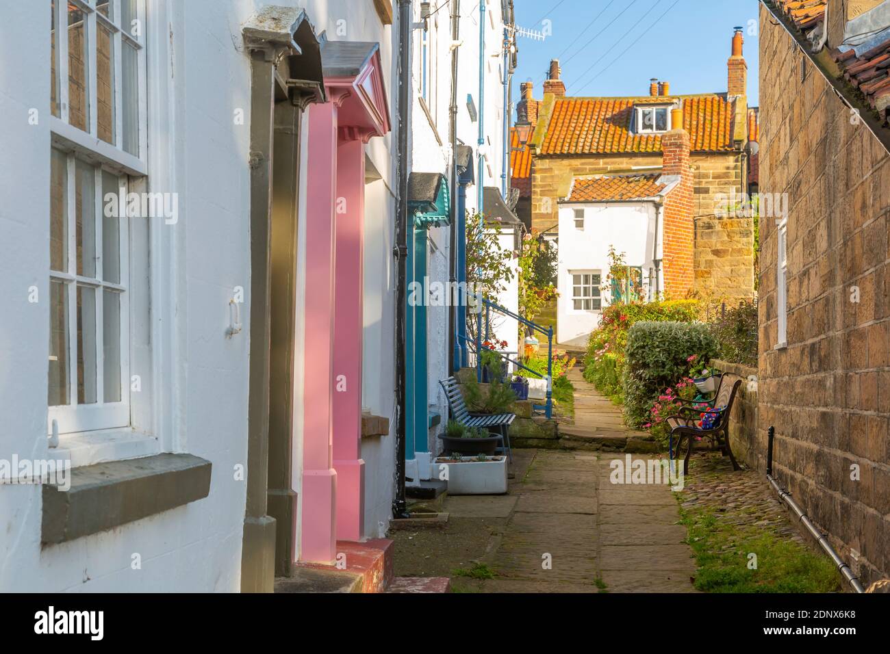 Vue sur les maisons blanches et la ruelle de Robin Hood's Bay, North Yorkshire, Angleterre, Royaume-Uni, Europe Banque D'Images