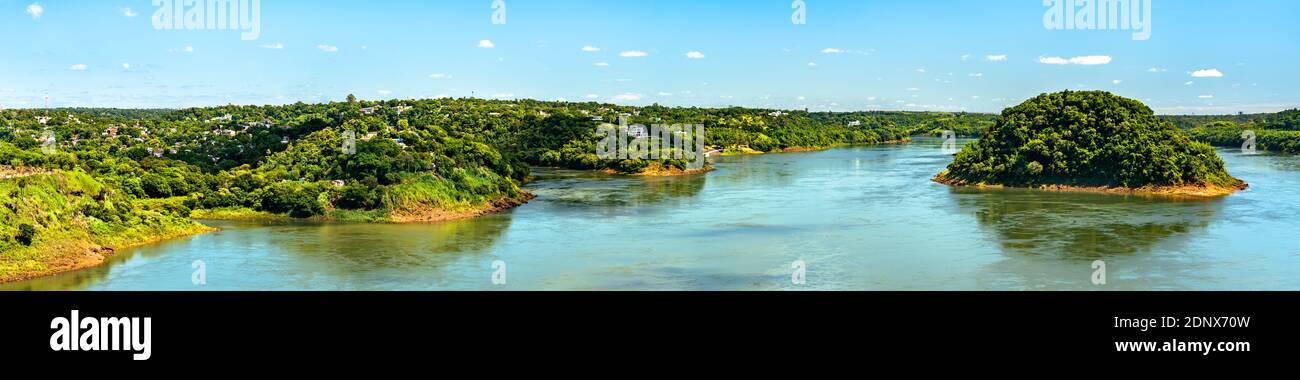 La rivière Parana à la frontière du Paraguay et du Brésil Banque D'Images