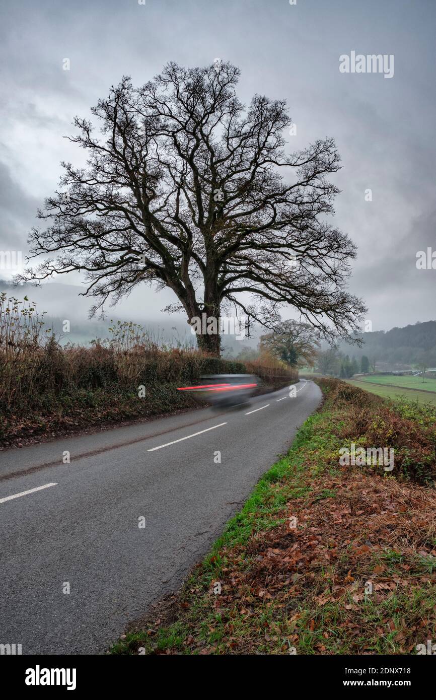 Une voiture sur la route Stowe menant à la route A466 Wye Valley à Bigsweir. Banque D'Images