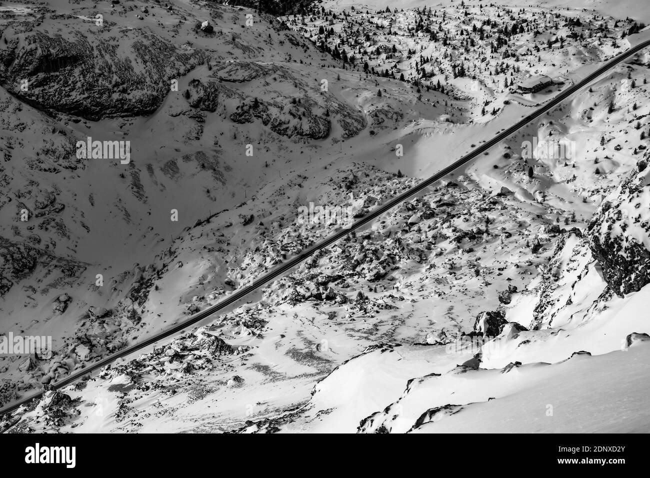 une route alpine entourée de neige dans les alpes italiennes Banque D'Images