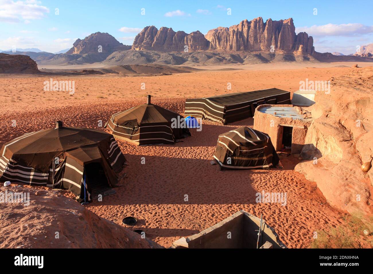 Camp de tente bédouin dans le désert de Wadi Rum in Jordanie Photo Stock -  Alamy