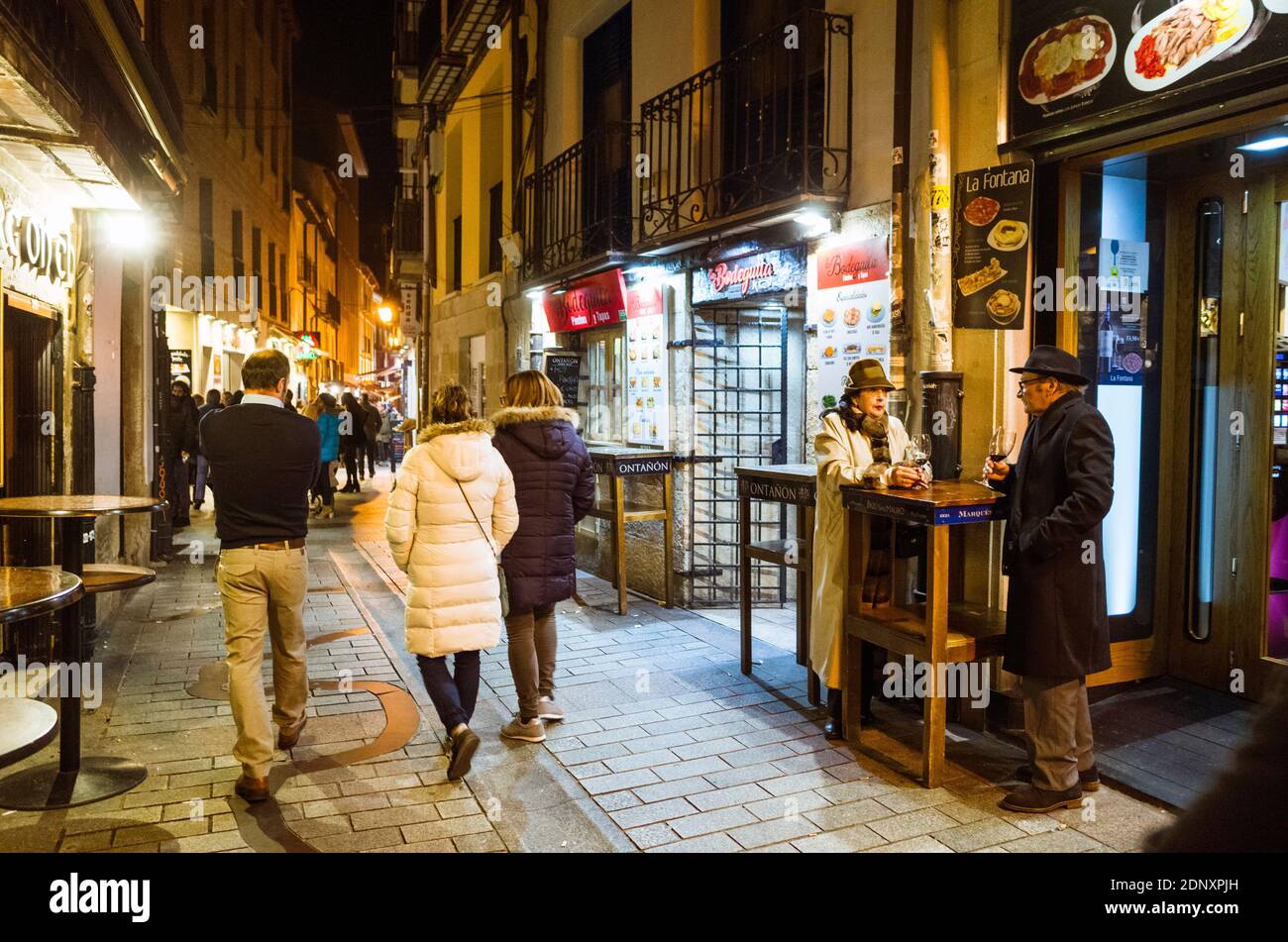 Logroño, La Rioja, Espagne - Février 14th, 2019 : les gens dans la nuit dans la Calle del Laurel Street au coeur de la vie nocturne dans la vieille ville de Logroño. - Banque D'Images