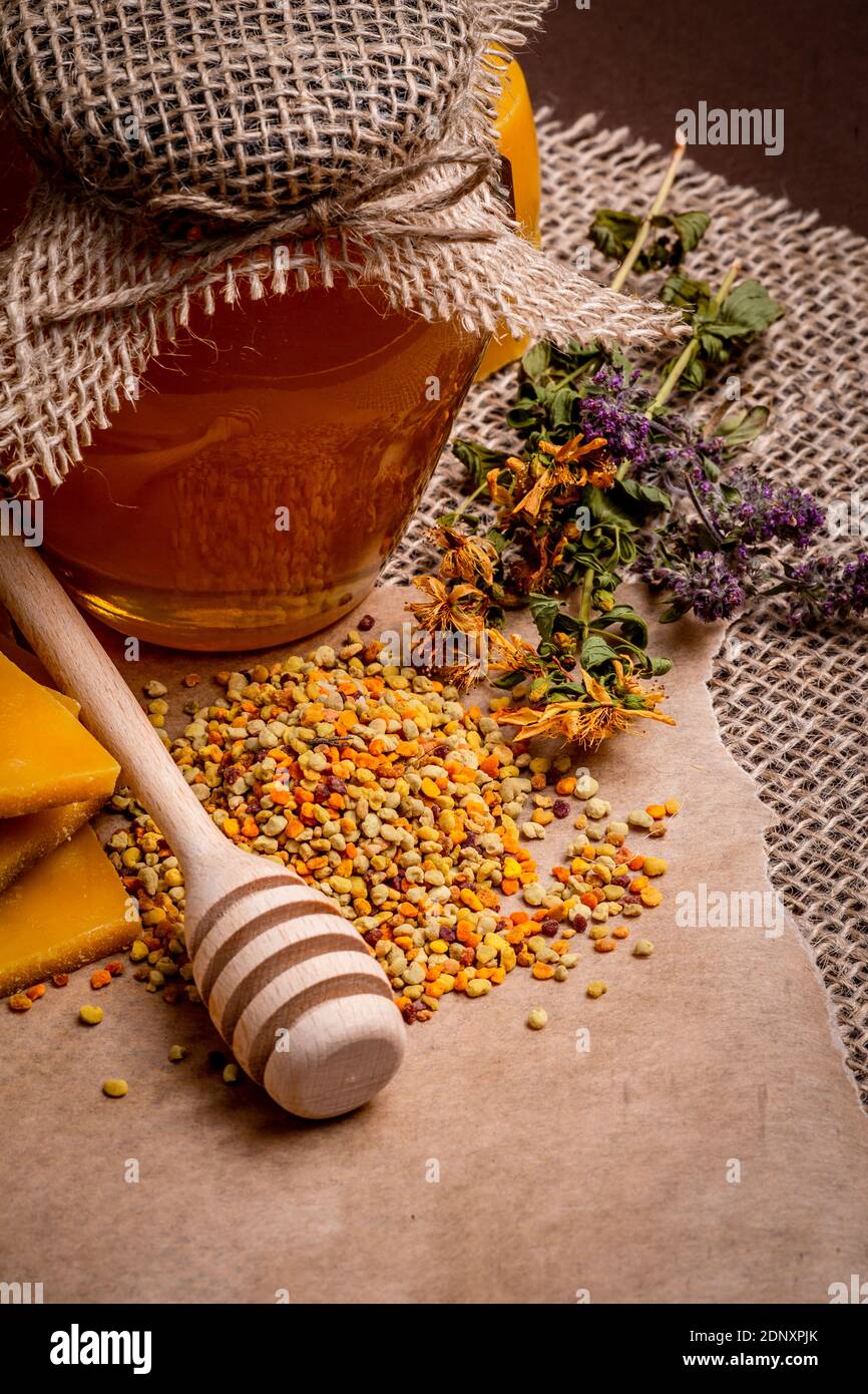Gros plan pollen d'abeille, cire d'abeille, fleurs séchées et miel dans le . Photo de haute qualité Banque D'Images