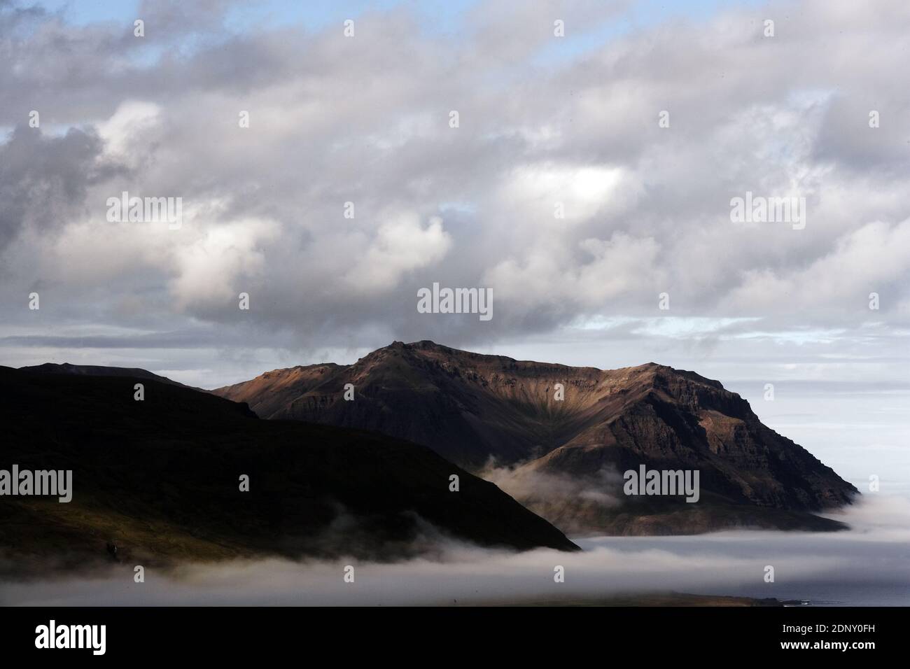 Islande / Islande de l'est/Borgarfjordur/ vue de Borgarfjordur aux montagnes et au magnifique littoral. Banque D'Images