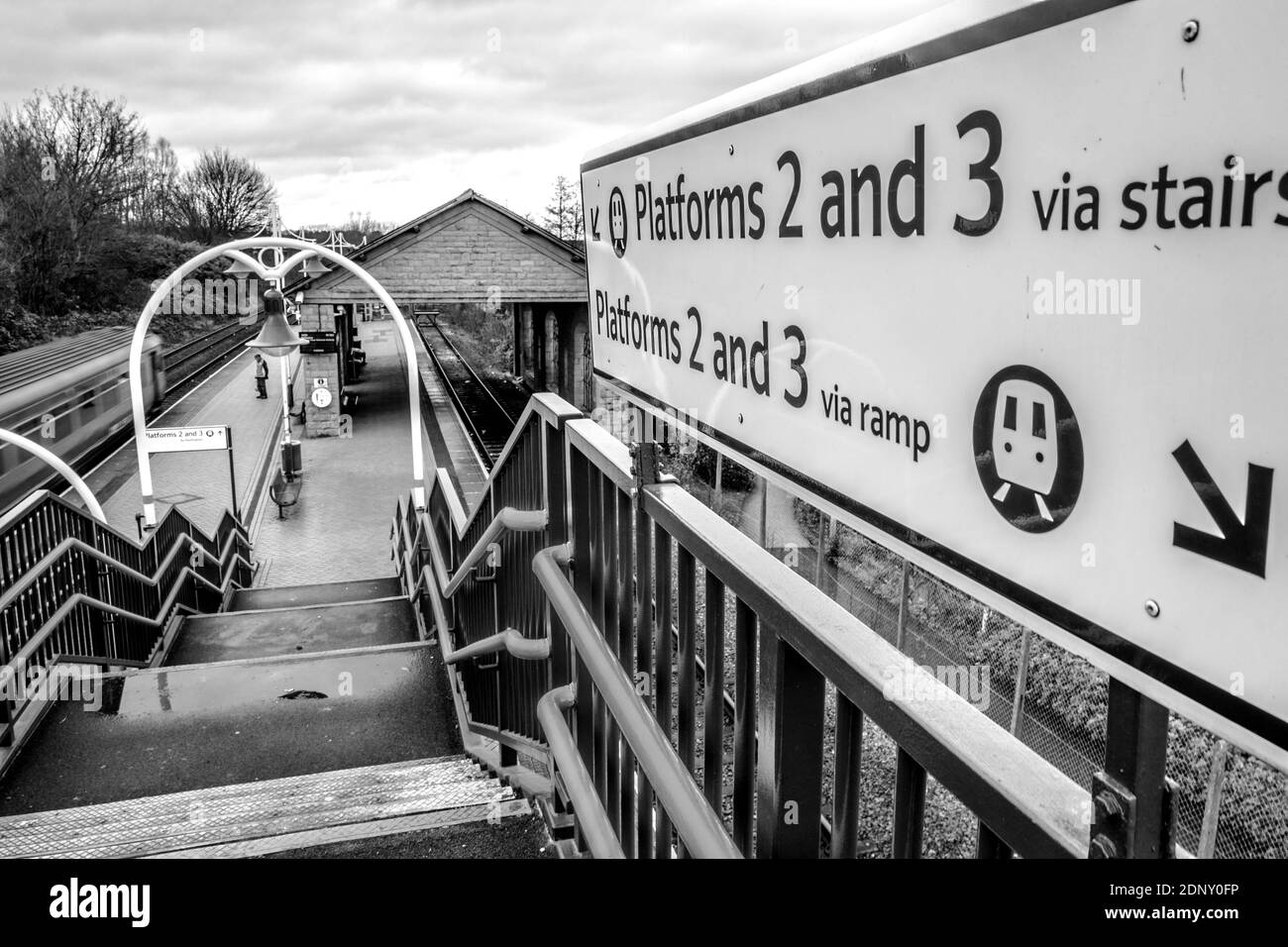 Panneaux indiquant les quais de la gare. Banque D'Images