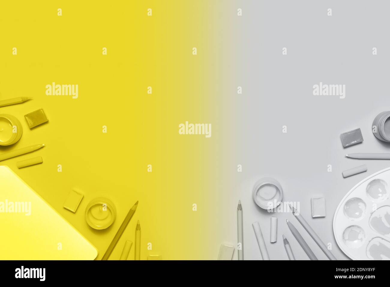 Lieu de travail de l'artiste avec outils de peintre jaune laluminant et gris ultime. Design créatif montrant les couleurs de l'année 2021 avec espace de copie Banque D'Images