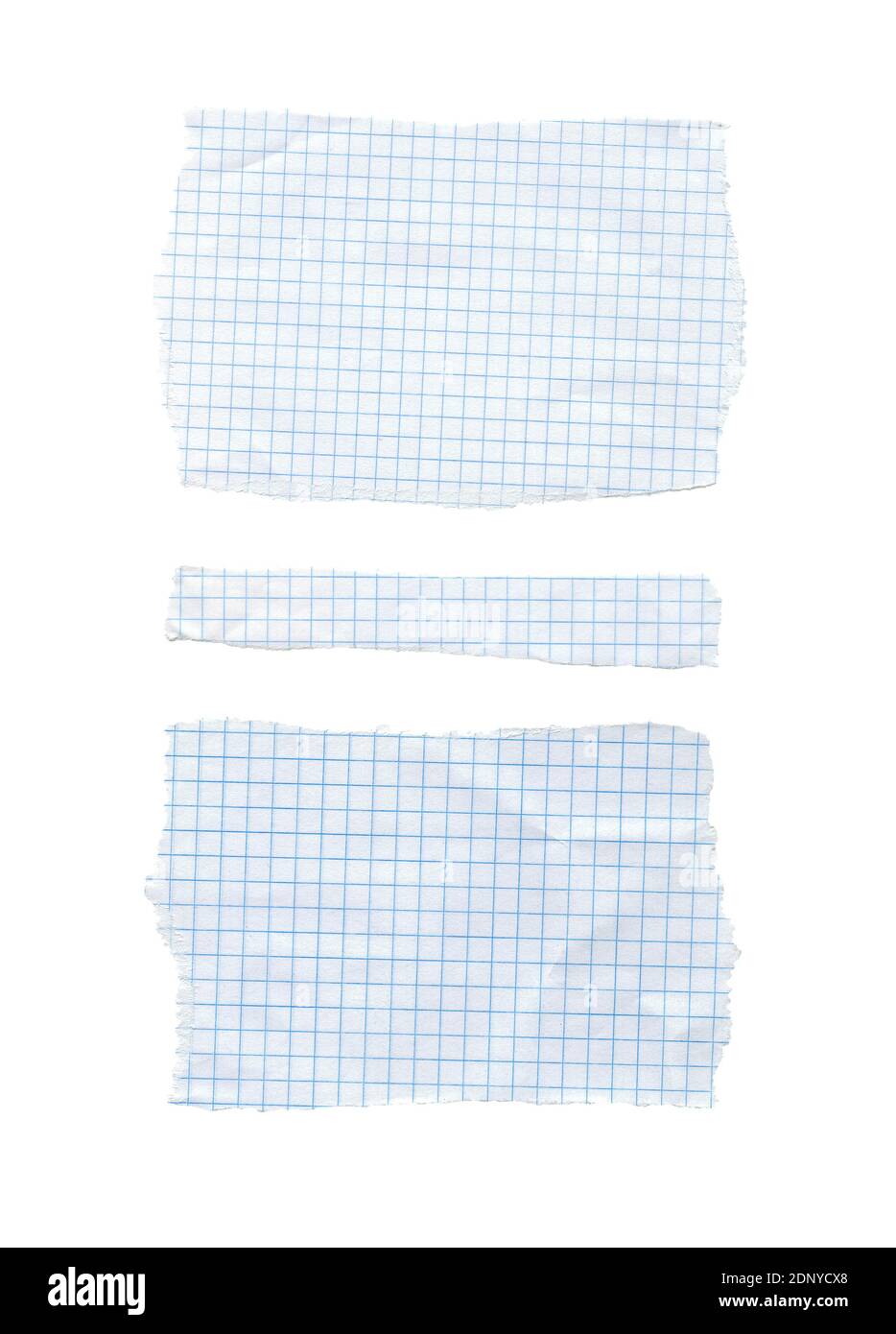 Feuilles de papier à carreaux déchirées mathématiques isolées sur fond blanc Banque D'Images