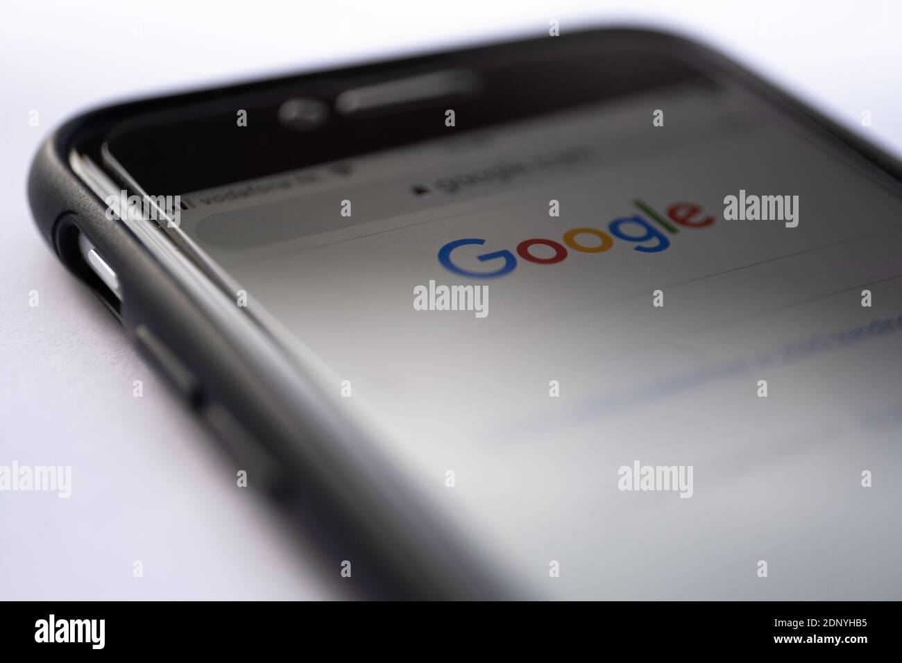 Gros plan du site Web de Google sur un téléphone cellulaire avec une faible profondeur de champ. Isolé sur blanc Banque D'Images