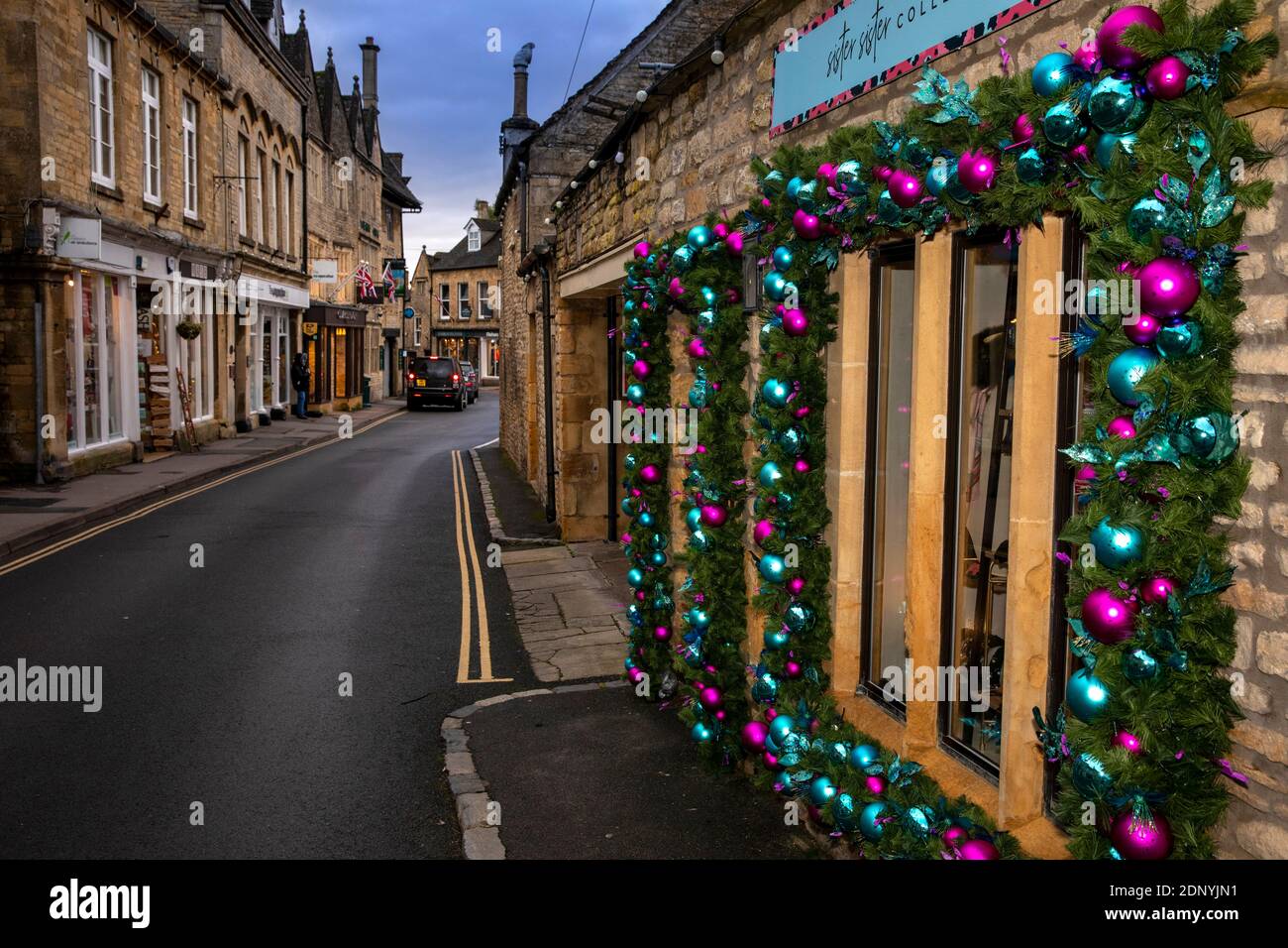 Royaume-Uni, Gloucestershire, Stow on the Wold, Market Square, décorations de Noël Banque D'Images