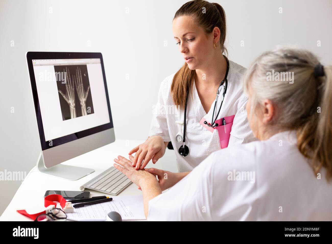 Female doctor examining patient Banque D'Images
