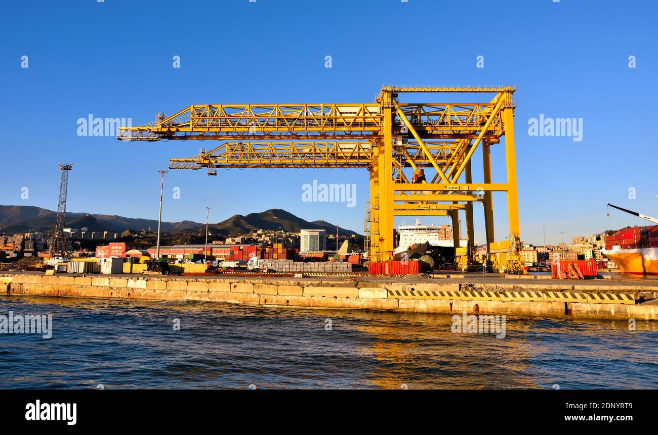 Grandes grues pour la manutention de conteneurs dans le terminal portuaire de Gênes Italie Banque D'Images