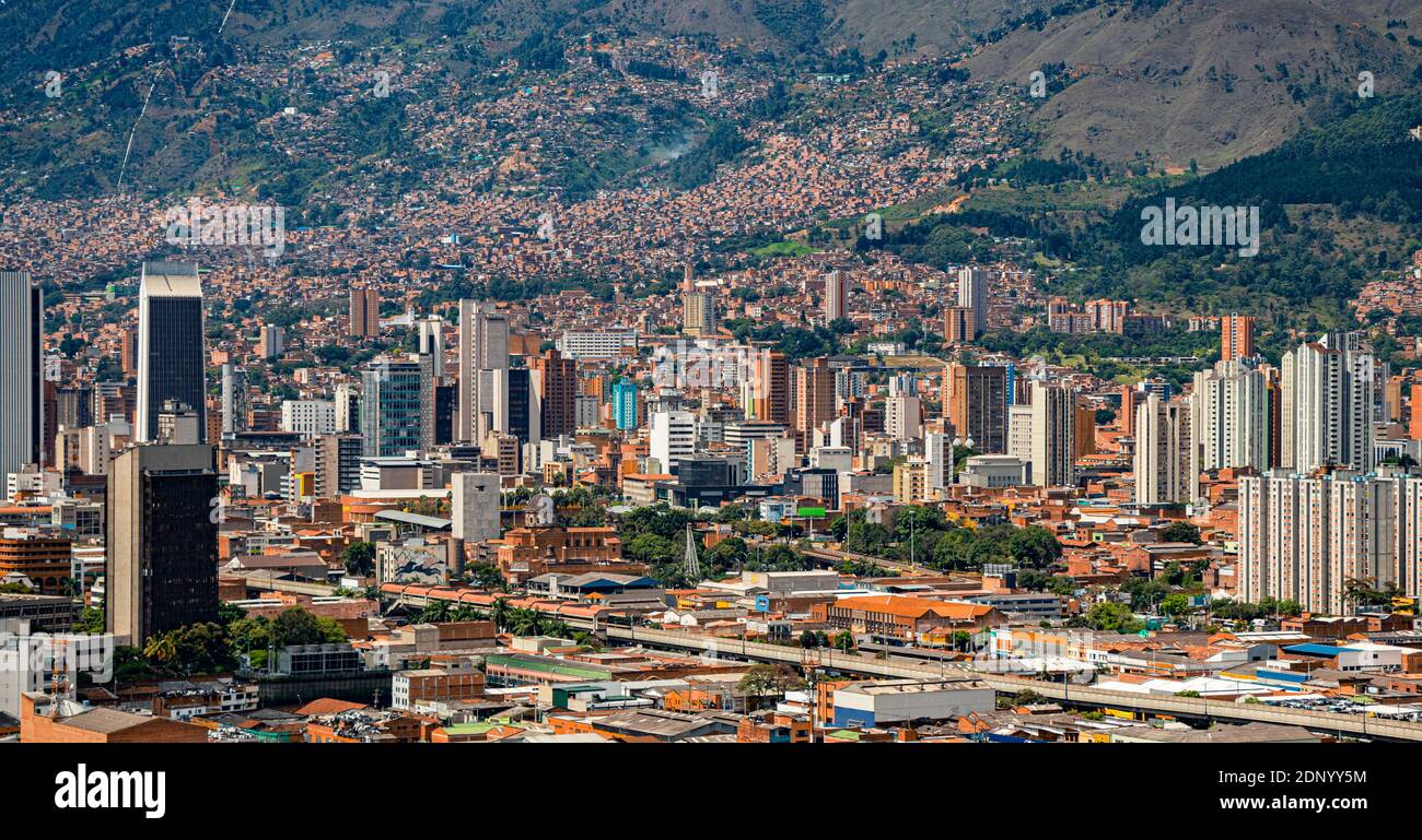 Vue panoramique aérienne de Valle de Aburrá où est situé l'une des plus importantes villes de Colombie, Medellin, toujours au printemps Banque D'Images