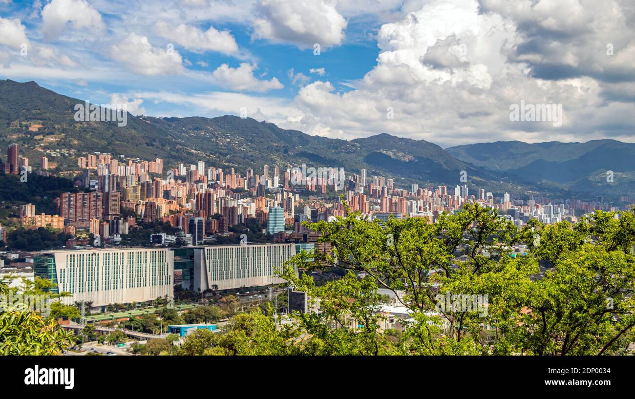 Vue panoramique aérienne de Valle de Aburrá où est situé l'une des plus importantes villes de Colombie, Medellin, toujours au printemps Banque D'Images