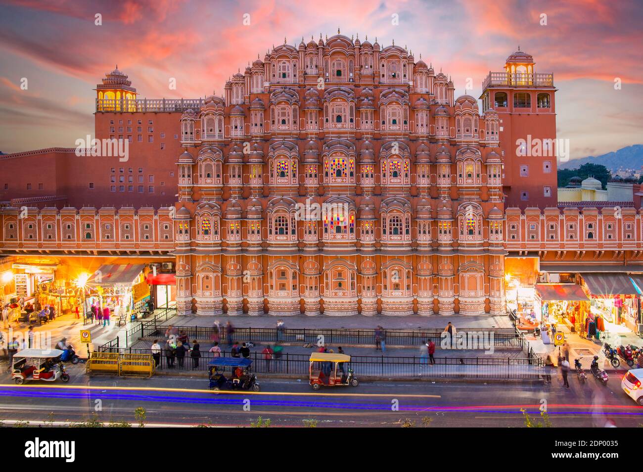 Vue imprenable sur le Hawa Mahal au coucher du soleil avec des personnes floues marchant pendant l'épidémie de Covid-19.le Hawa Mahal est un palais à Jaipur, Inde. Banque D'Images